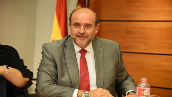 El vicepresidente de C-LM, José Luis Martínez Guijarro, en la Comisión de las Cortes. El vicepresidente de C-LM, José Luis Martínez Guijarro, en la Comisión de las Cortes.