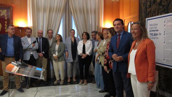 José María Bellido e Isabel Albás con los concejales del equipo de gobierno. José María Bellido e Isabel Albás con los concejales del equipo de gobierno.