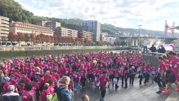 Participantes en una edición anterior de la carrera solidaria organizada por Acambi para apoyar la investigación contra el cáncer de mama Participantes en una edición anterior de la carrera solidaria organizada por Acambi para apoyar la investigación contra el cáncer de mama