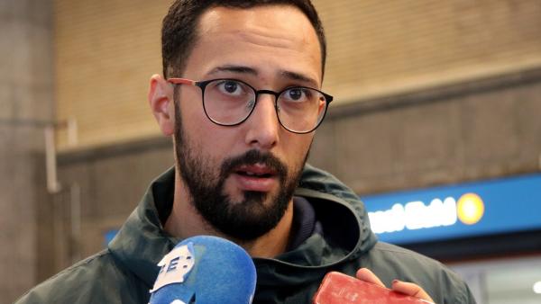 El rapero Valtònyc atendiendo a los medios en Bruselas tras una vista oral. El rapero Valtònyc atendiendo a los medios en Bruselas tras una vista oral.