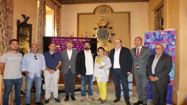 La alcaldesa, Clara Luquero, en el centro, en la presentación de 3D Wire, acompañada a su izquierda por el director de Políticas Culturales de la Junta, José Ramón González y a su derecha el director del Mercado, José Luis Farias. La alcaldesa, Clara Luquero, en el centro, en la presentación de 3D Wire, acompañada a su izquierda por el director de Políticas Culturales de la Junta, José Ramón González y a su derecha el director del Mercado, José Luis Farias.