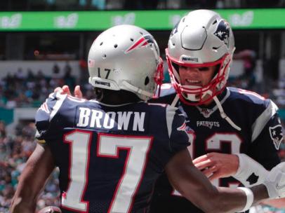 Antonio Brown, junto a Tom Brady durante su único partido con los Patriots