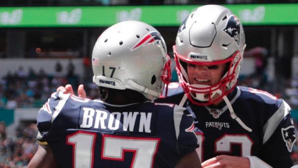 Antonio Brown, junto a Tom Brady durante su único partido con los Patriots Antonio Brown, junto a Tom Brady durante su único partido con los Patriots