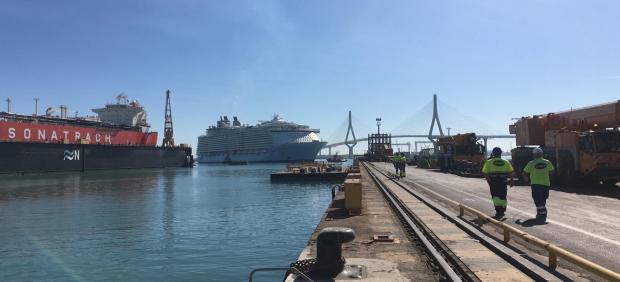 El Oasis of the Seas entrando en Navantia Cádiz