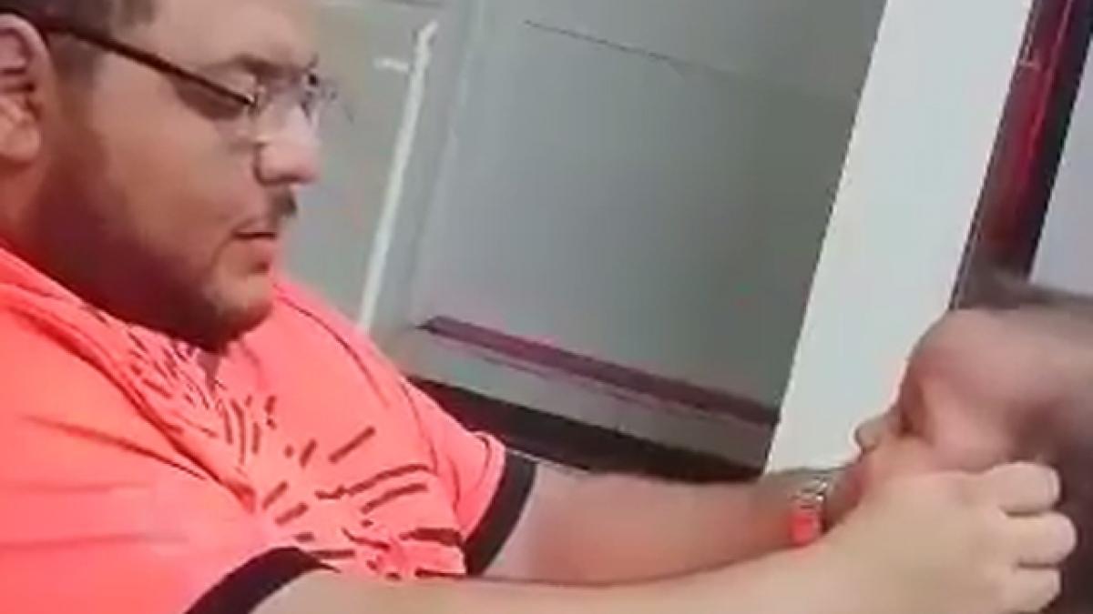 Detenido tras volverse viral un vídeo en el que golpeaba sin piedad a su bebé para obligarla a permanecer de pie