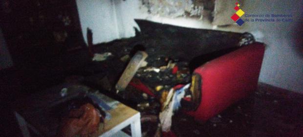 Estado en el que ha quedado el interior de la vivienda incendiada en Algeciras