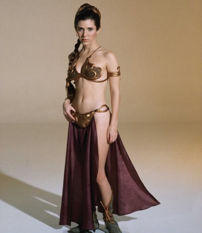 Carrie Fisher caracterizada como princesa Leia con su traje de esclava.