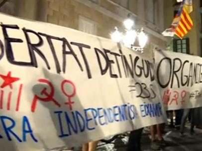 Concentrados en la plaza de Sant Jaume en protesta por la prisión sin fianza para siete CDR acusados de terrorismo.