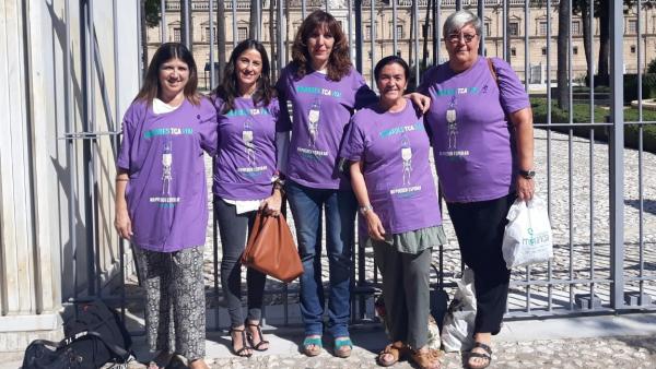 Patricia Cervera, en el centro, este jueves en el Parlamento andaluz. Patricia Cervera, en el centro, este jueves en el Parlamento andaluz.