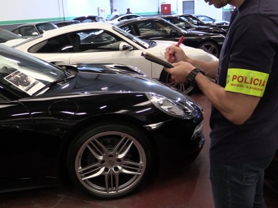 Agente de los Mossos junto a los coches del clan