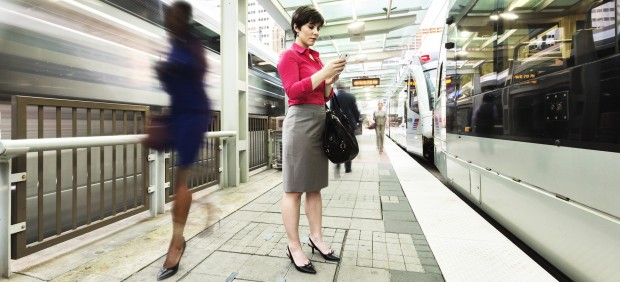 Una mujer conectada a internet