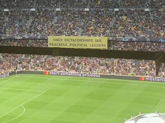 Pancarta en el Camp Nou