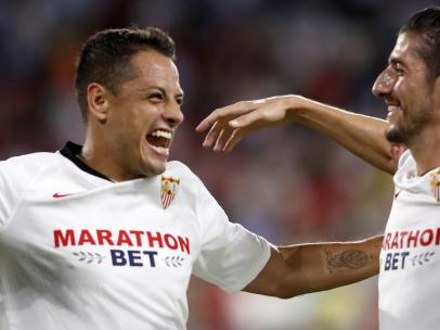 Los jugadores del Sevilla celebran el gol de Chicharito al APOEL