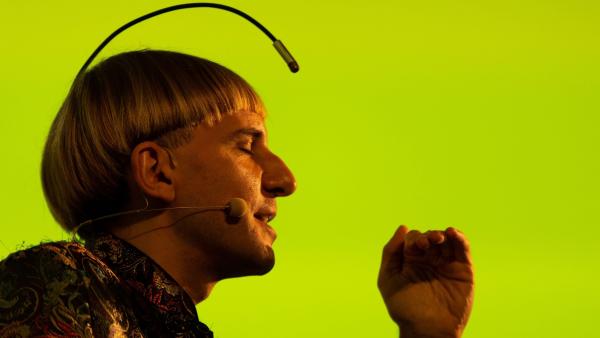 Neil Harbisson, primer cíborg reconocido por un gobierno. Neil Harbisson, primer cíborg reconocido por un gobierno.