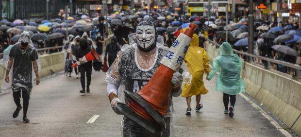 Manifestante enmascarado en una protesta en Hong Kong.