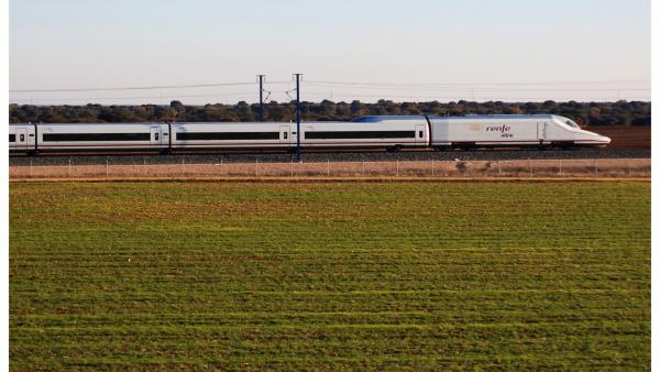 Un AVE a su paso por la provincia de Córdoba