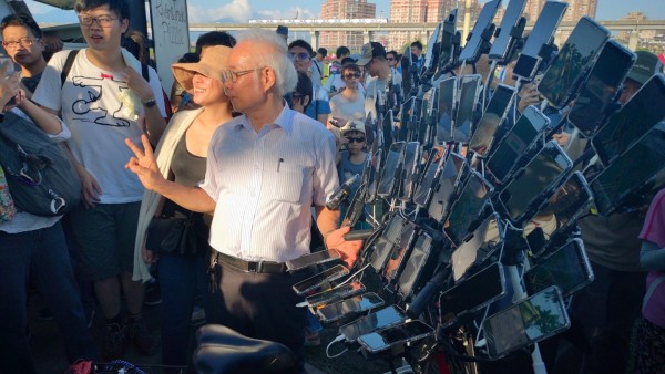Chen San Yuan y su bicicleta para jugar a 'Pokémon Go' en 45 móviles a la vez Chen San Yuan y su bicicleta para jugar a 'Pokémon Go' en 45 móviles a la vez