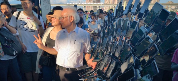 Chen San Yuan y su bicicleta para jugar a 'Pokémon Go' en 45 móviles a la vez
