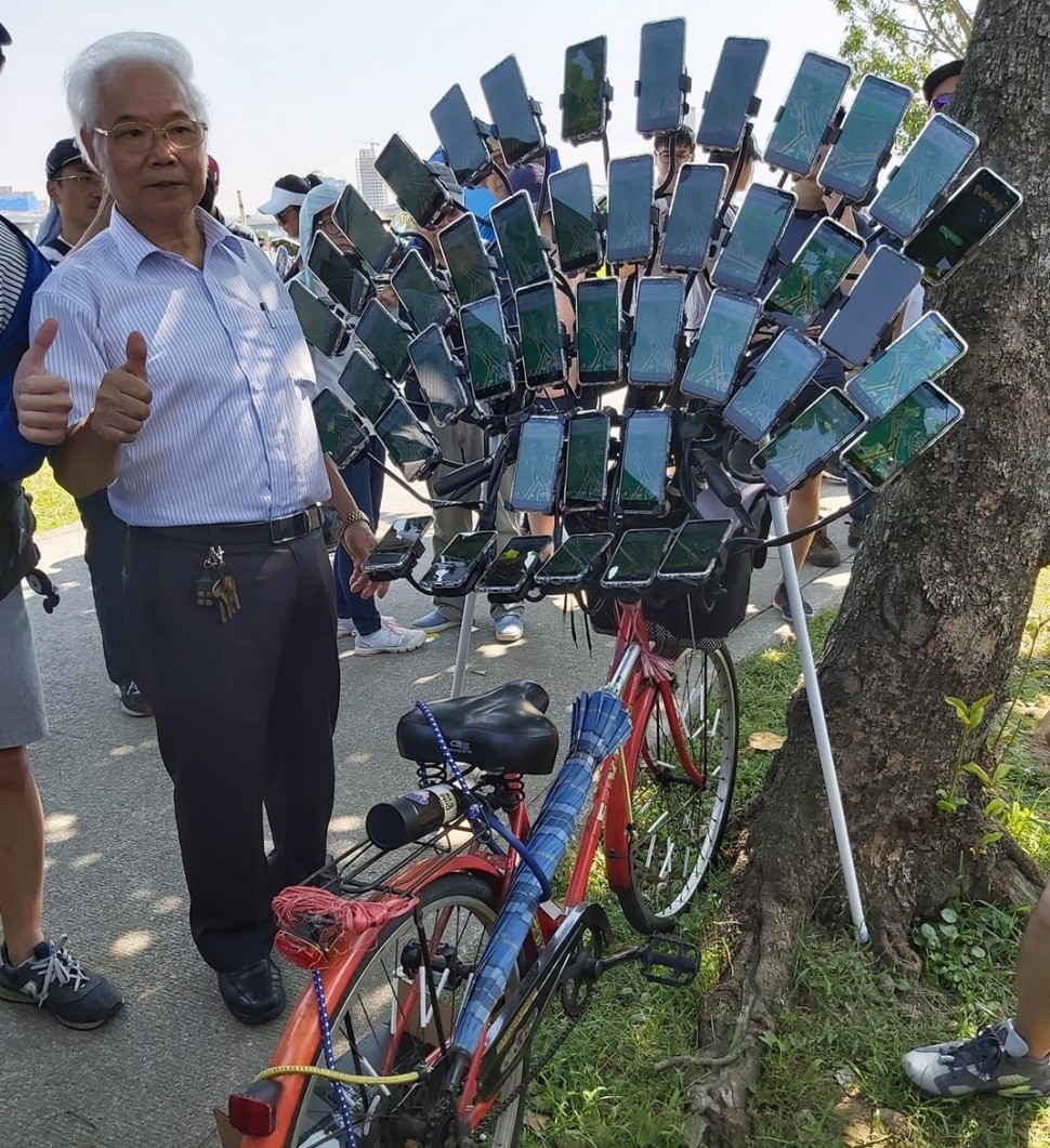 Chen San Yuan y su bicicleta para jugar a 'Pokémon Go' en 45 móviles a la vez