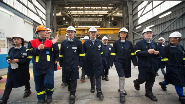 El presidente de la Xunta de Galicia, Alberto Núñez Feijoó (4d); el delegado del Gobierno en Galicia, Javier Losada (2d) y la ministra de Industria, Comercio y Turismo en funciones, Reyes Maroto (3d), durante su vista por el complejo industrial de Alcoa e El presidente de la Xunta de Galicia, Alberto Núñez Feijoó (4d); el delegado del Gobierno en Galicia, Javier Losada (2d) y la ministra de Industria, Comercio y Turismo en funciones, Reyes Maroto (3d), durante su vista por el complejo industrial de Alcoa e