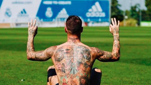 Sergio Ramos luce tatuajes en su espalda Sergio Ramos luce tatuajes en su espalda
