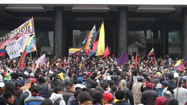 Manifestantes toman el Parlamento de Ecuador Manifestantes toman el Parlamento de Ecuador