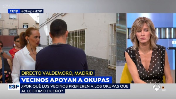 Una reportera entrevista al okupa al que defienden sus vecinos en 'Espejo Público' Una reportera entrevista al okupa al que defienden sus vecinos en 'Espejo Público'