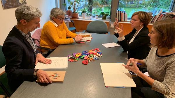La alcaldesa de Gijón, Ana González, durante una reunión con la secretaria general de Eurocities, Analisa Boni La alcaldesa de Gijón, Ana González, durante una reunión con la secretaria general de Eurocities, Analisa Boni