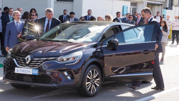 El Rey Felipe VI (d) prueba el modelo de coche Captur de Renaul durante su visita a la fábrica de automóviles de la marca francesa en Valladolid (Castilla y León, España), a 9 de octubre de 2019. El Rey Felipe VI (d) prueba el modelo de coche Captur de Renaul durante su visita a la fábrica de automóviles de la marca francesa en Valladolid (Castilla y León, España), a 9 de octubre de 2019.