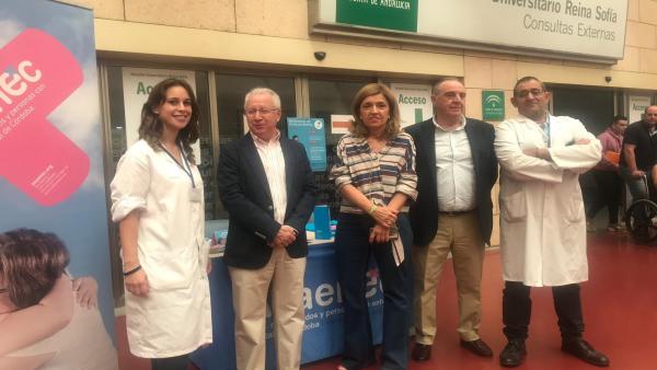 Botella (centro), en su visita al Hospital Reina Sofía por el Día Mundial de la Salud Mental Botella (centro), en su visita al Hospital Reina Sofía por el Día Mundial de la Salud Mental