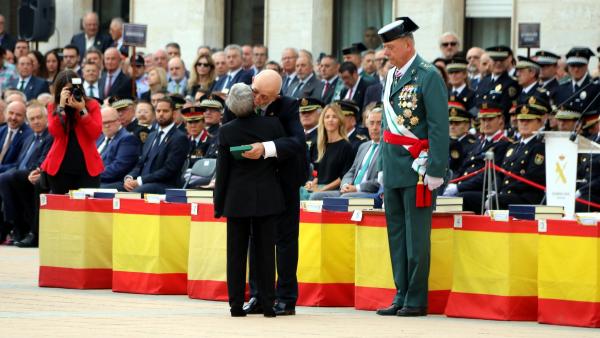 La Guardia Civil condecora al juez que inició la investigación del 'procés' y a la abogada del registro a Economia. En la imagen, la viuda de Martínez Sunyer recibiendo la distinción. La Guardia Civil condecora al juez que inició la investigación del 'procés' y a la abogada del registro a Economia. En la imagen, la viuda de Martínez Sunyer recibiendo la distinción.