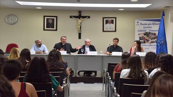 Acto de entrega de becas en el Centro de Magisterio Sagrado Corazón. Acto de entrega de becas en el Centro de Magisterio Sagrado Corazón.