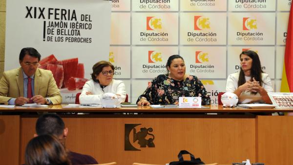 Amo, entre Cabello (dcha.) y Sánchez (izda.), en la presentación de la Feria del Jamón Ibérico Bellota de Los Pedroches Amo, entre Cabello (dcha.) y Sánchez (izda.), en la presentación de la Feria del Jamón Ibérico Bellota de Los Pedroches