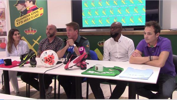 El Coronel Jefe de la Guardia Civil en Baleares, D. Alejandro Hernández, (tercero por la derecha). El Coronel Jefe de la Guardia Civil en Baleares, D. Alejandro Hernández, (tercero por la derecha).