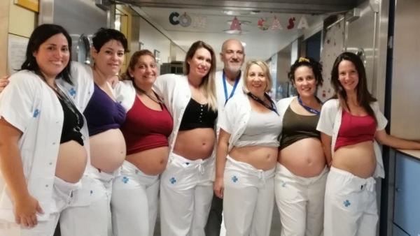 Félix Castillo, jefe del servicio de Neonatología de la Vall d'Hebron, junto a las enfermeras y auxiliares de la unidad embarazadas. Félix Castillo, jefe del servicio de Neonatología de la Vall d'Hebron, junto a las enfermeras y auxiliares de la unidad embarazadas.
