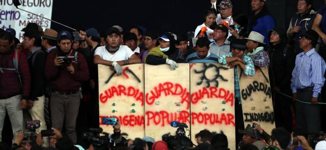 Indígenas participan en una concentración en la Casa de la Cultura de Ecuador en Quito