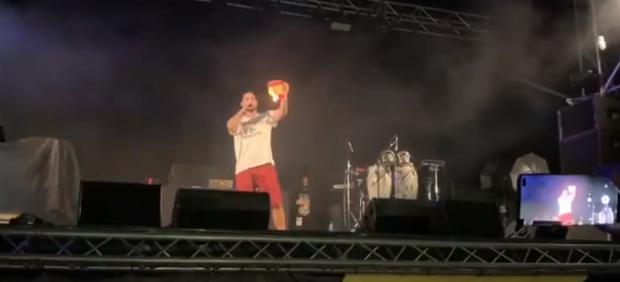 Pablo Hasel quemando una bandera de España