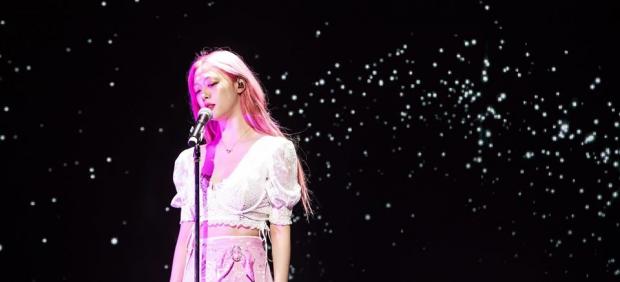 La cantante de k-pop, Sulli, en un concierto.
