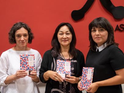 Las traductoras María José Ferrada y Yumi Hoshino con Marián Bango, editora