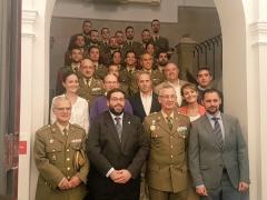 El alcalde de Ávila, Jesús Manuel Sánchez Cabrera, segundo por la izquierda en la primera fila, recibe a los cadetes de Intendencia.
