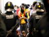 Los Mossos d'Esquadra controlan a los independentistas que han conseguido entrar en el Aeropuerto de El Prat.