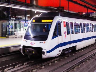 Maquinista en un tren de Metro de Madrid.