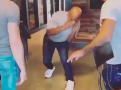 Mike Tyson hace una demostración al alemán Ottman Azaitar