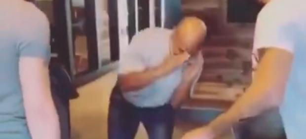 Mike Tyson hace una demostración al alemán Ottman Azaitar