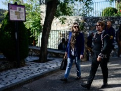 Marta Rivera y la alcaldesa de Olmeda de las Fuentes, Victoria Roldán, paseando este miércoles por la localidad.
