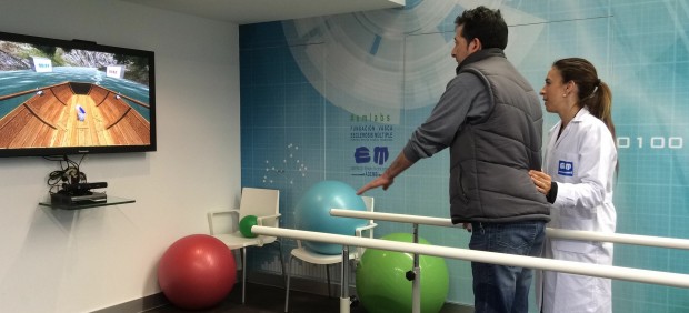 Un paciente haciendo rehabilitación con 'VirtualRehab' de Virtualware