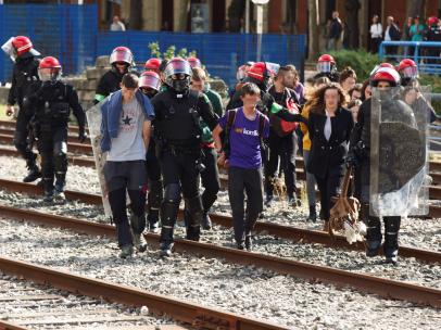 La Erzaintza detiene a varios jóvenes que trataban de cortar el acceso a las vías del tren en Vitoria.