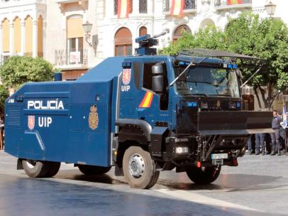 La Policía Nacional desplaza a Barcelona una tanqueta de agua para las protestas.
