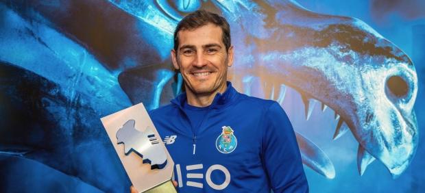 Iker Casillas, con el trofeo al mejor portero de la Liga portuguesa