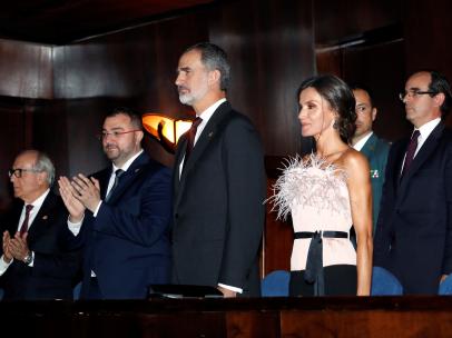 Los reyes Felipe y Letizia junto al presidente del Principado de Asturias, Adrián Barbón (2i)